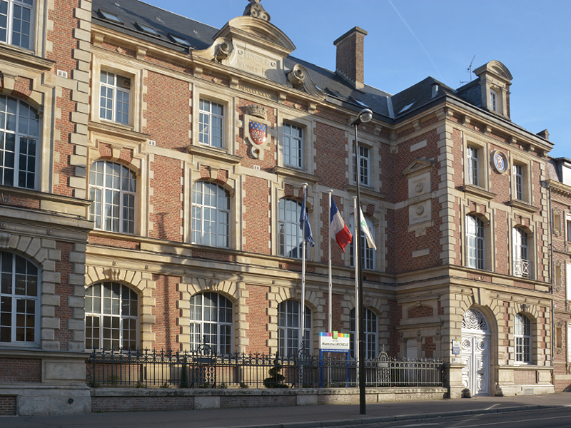 La façade du lycée Madeleine Michelis à Amiens