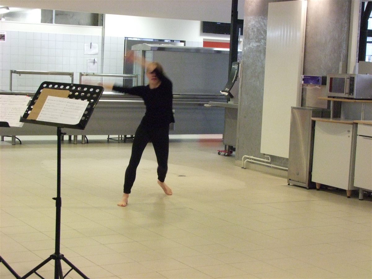 Une élève en mouvement lors d’une pratique artistique au lycée